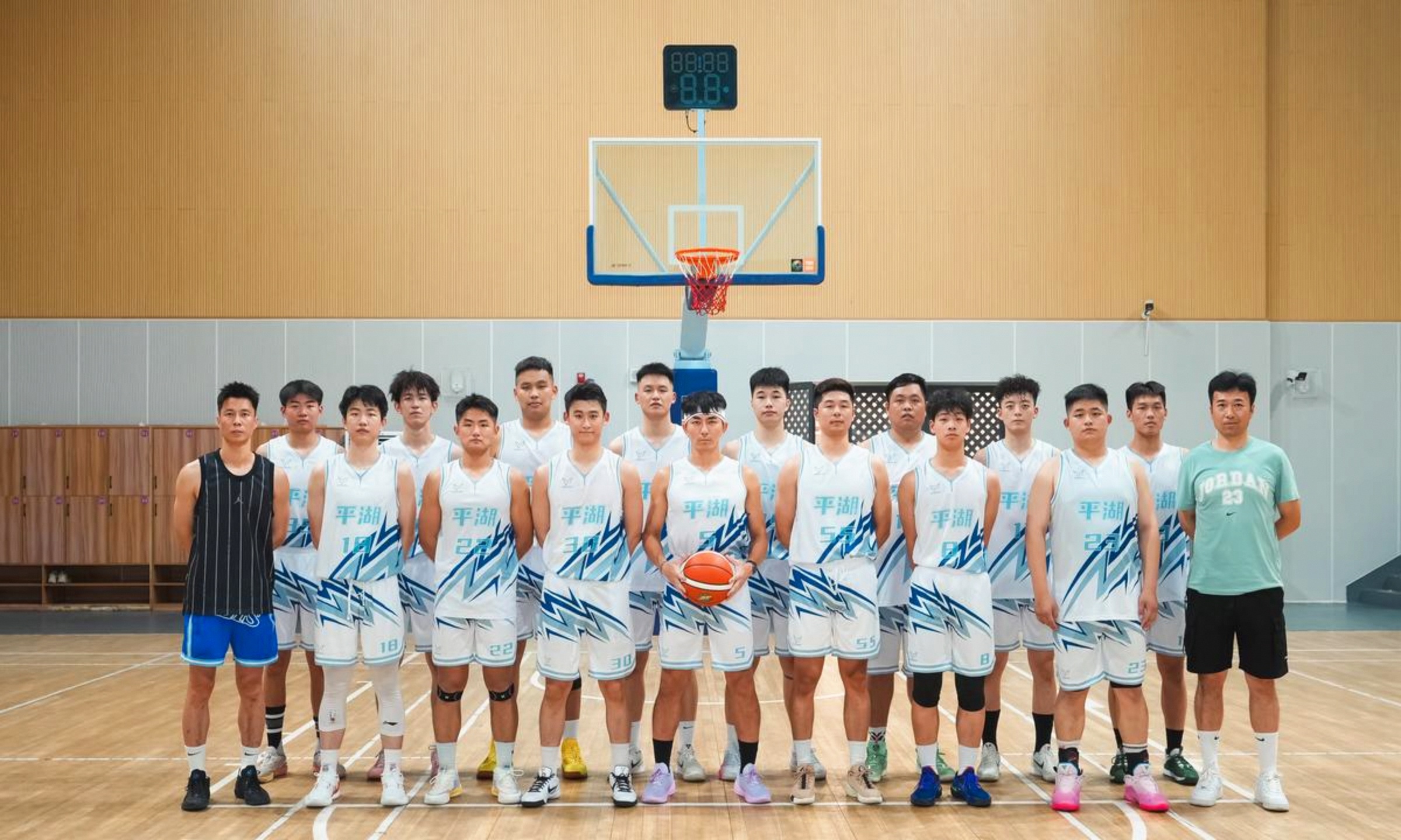 太狠了！赛前广东宏远调整名单以备NBA季后赛窗口期巴塞罗那调整名单以备NBA常规赛，集结日上海久事备战德甲的简单介绍